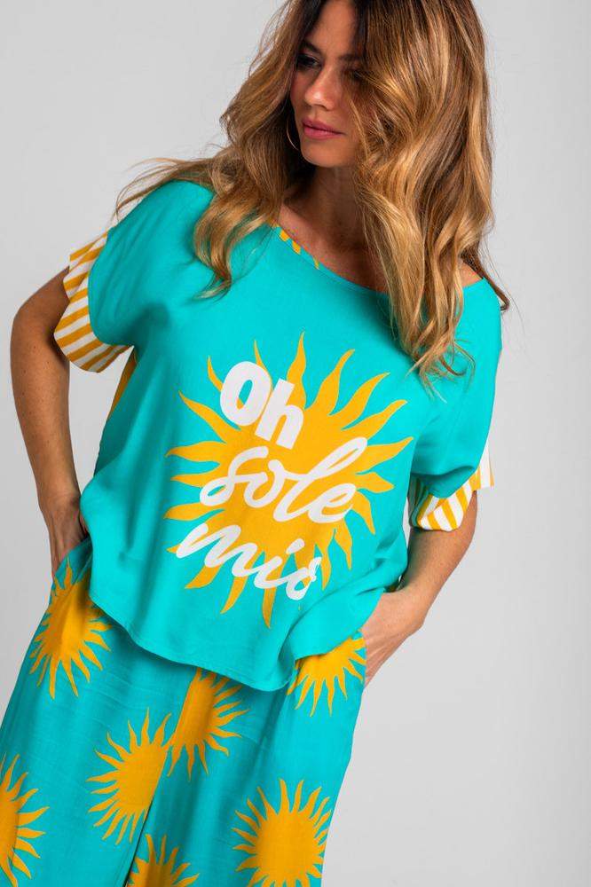 Blusa de corte cuadrado turquesa y soles amarillos