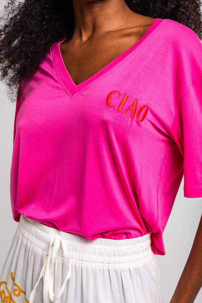 Camiseta escote pico rosa con texto Ciao