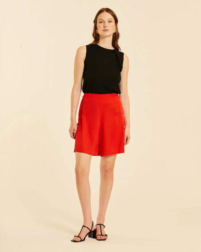 Shorts con botones rojo