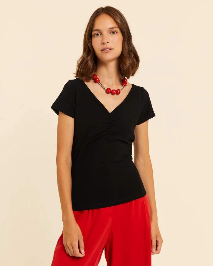 Top cuello pico con fruncido negro