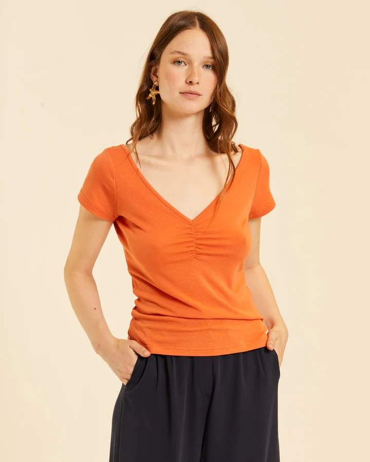 Top cuello pico con fruncido peach