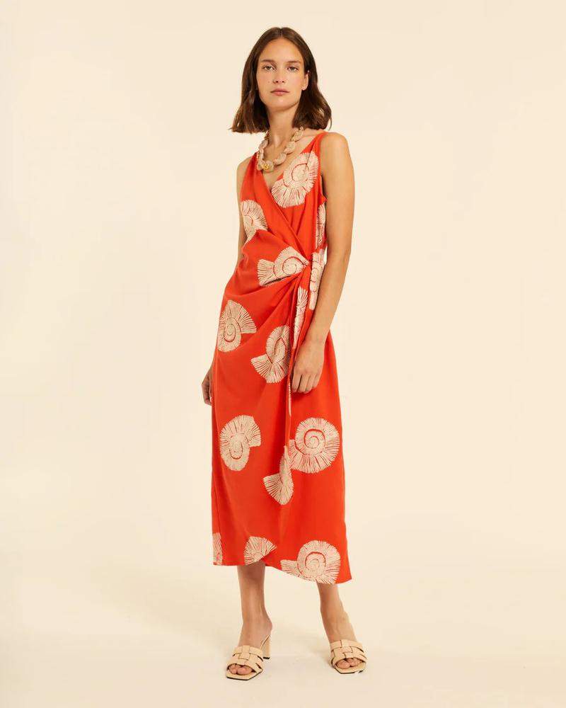Vestido cruzado con bordado caracolas