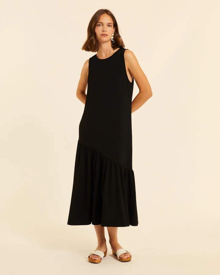 Vestido maxi con volante asimétrico negro