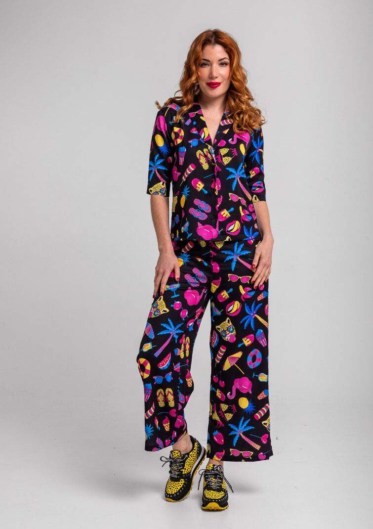 Camisa cuello smoking negra con estampado veranieg