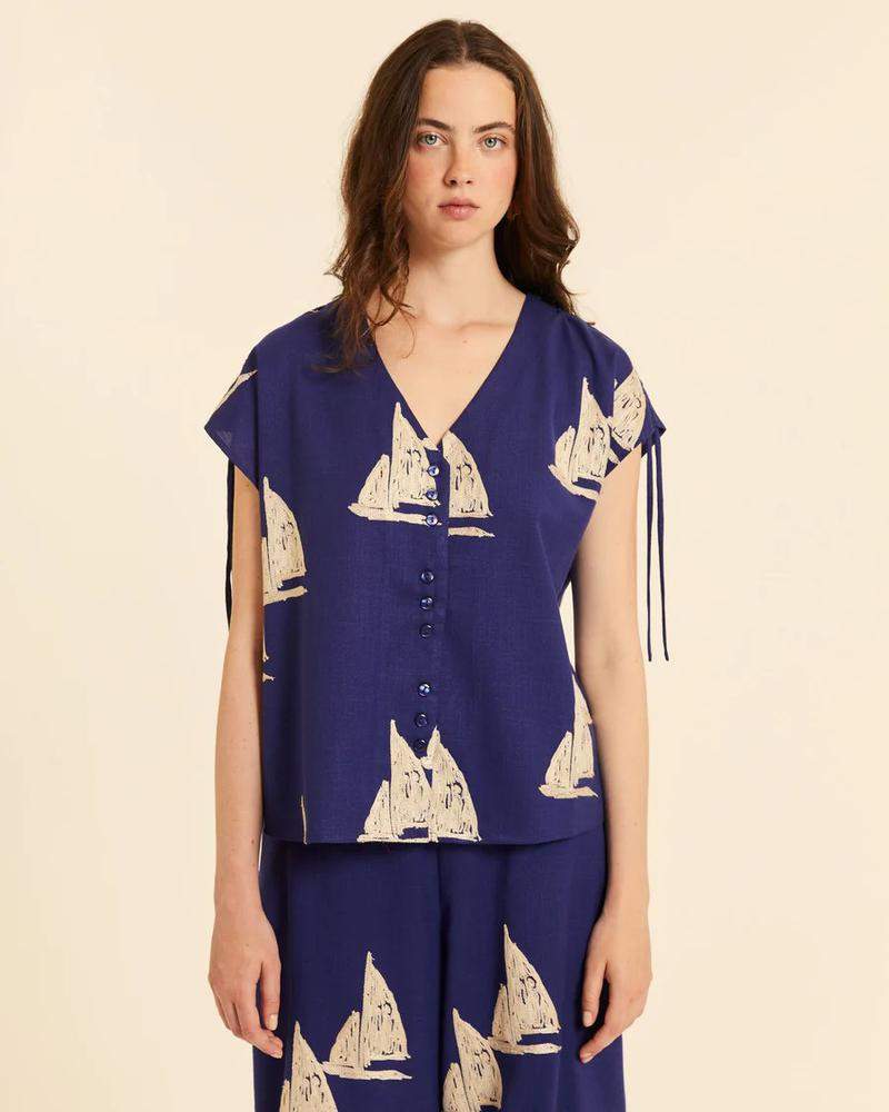 Blusa cuello pico con bordado barcos