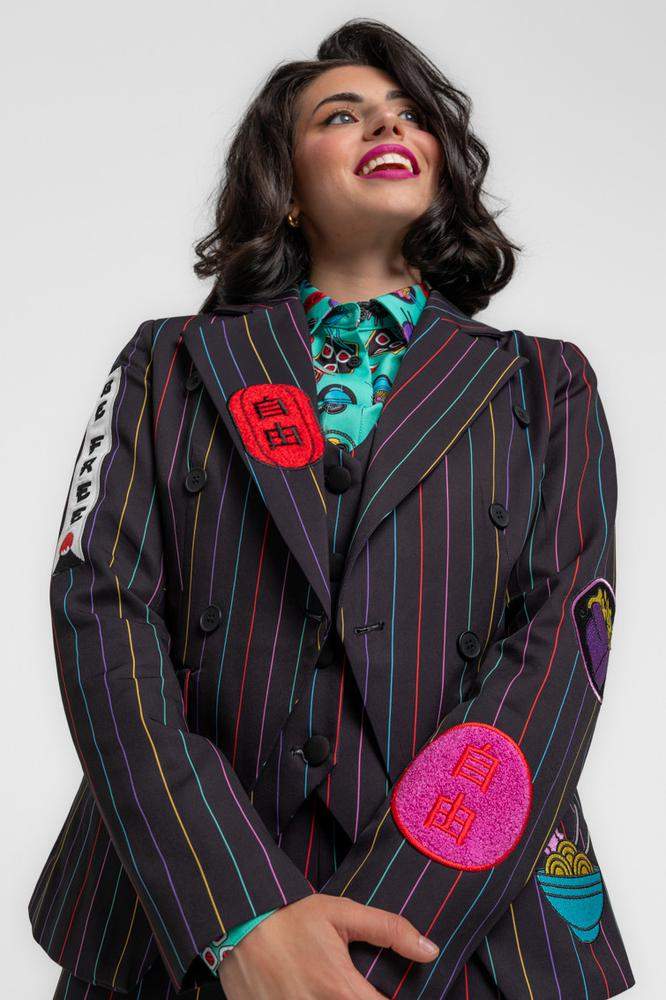 Blazer entallada con parches y bordados - JAPO