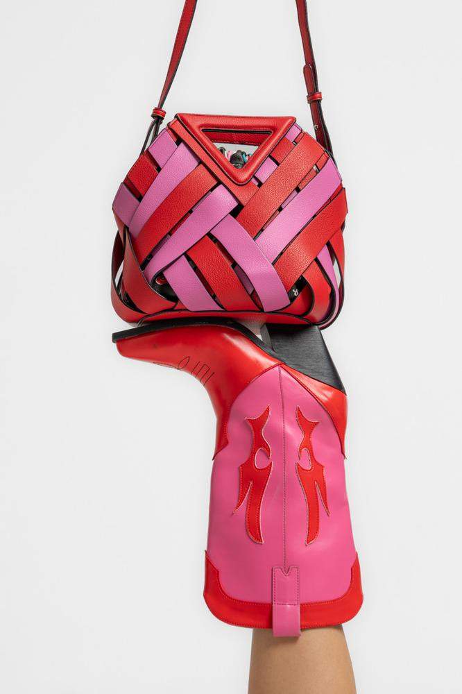 Bolso mediano trenzado rosa y rojo